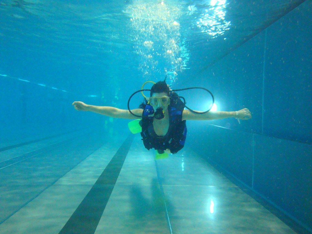 Technicien utilisant un hydrophone pour détecter une fuite de piscine