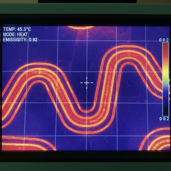 Image thermique montrant le tracé des tubes de plancher chauffant au sol pour localiser une fuite